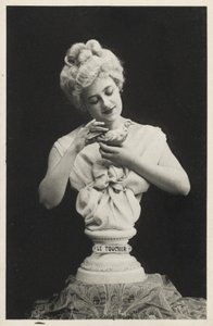 Buste van een vrouw met een vogel door French Photographer